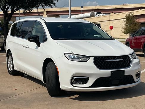 Used 2024 Chrysler Pacifica Touring-L FWD image 3