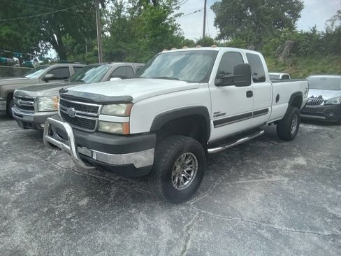 Used 2004 Chevrolet Silverado 2500 4x4 Extended Cab image 1