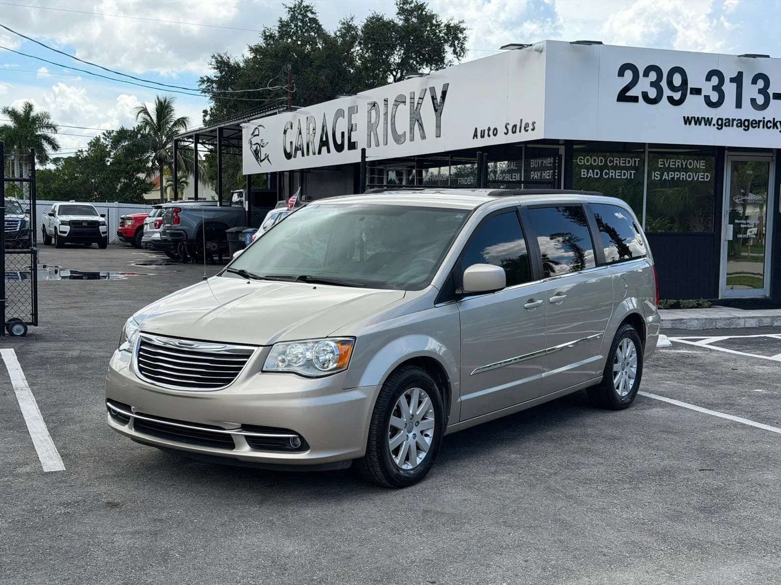 Used 2016 Chrysler Town & Country Touring FWD image 1