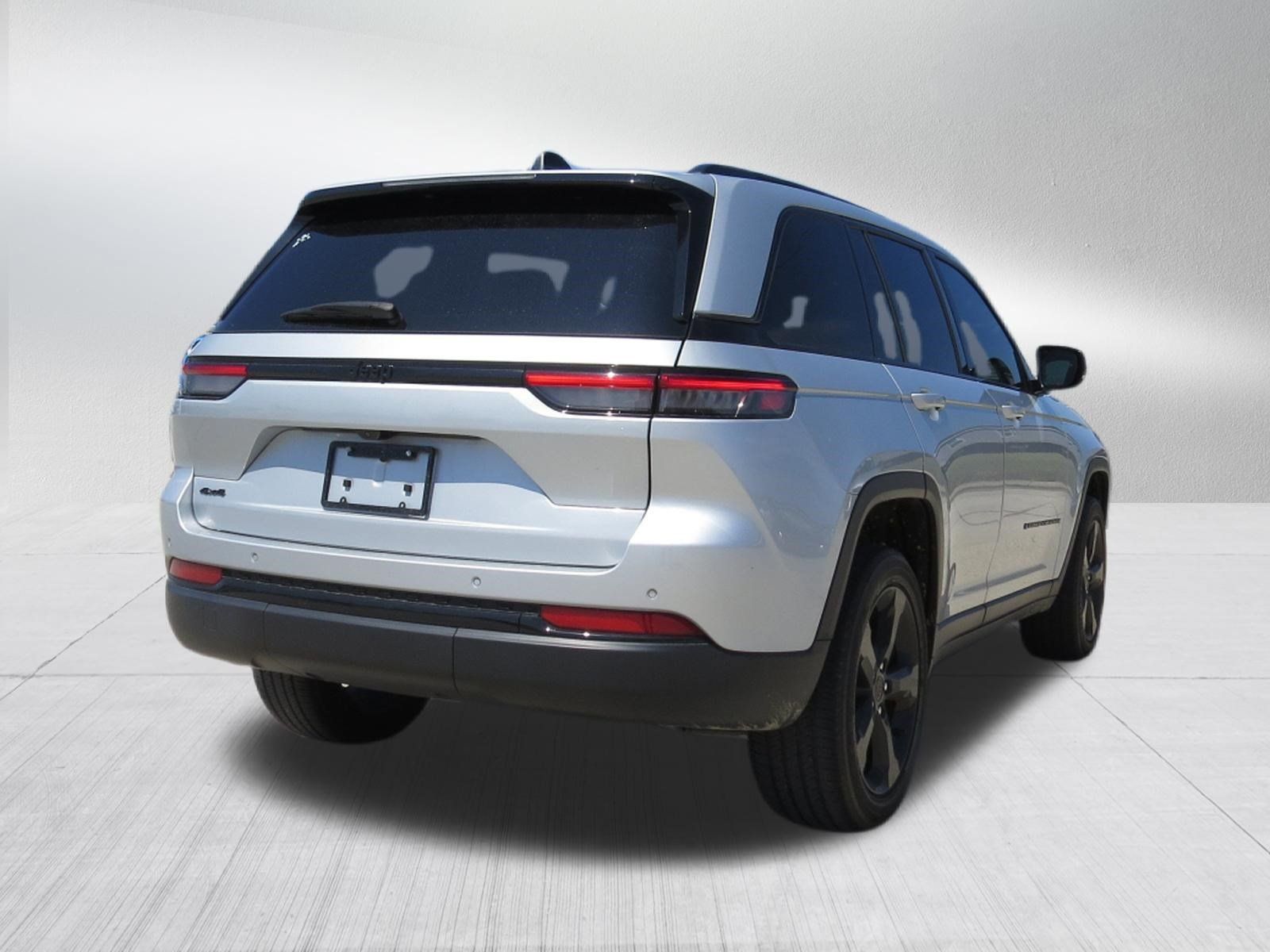 Used 2024 Jeep Grand Cherokee Altitude AWD/4WD image 3