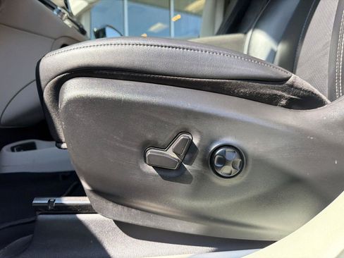 Used 2024 Chrysler Pacifica Touring-L FWD image 14