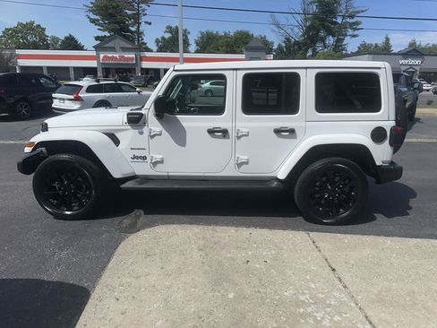 Used 2023 Jeep Wrangler Unlimited Sahara w/ Cold Weather Group AWD/4WD image 5