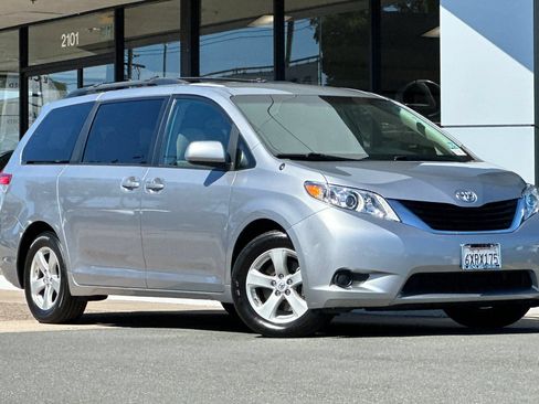 Used 2012 Toyota Sienna LE FWD image 2