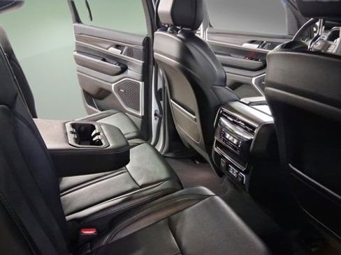 Used 2024 Jeep Wagoneer L Series II w/ Flexible Seating Group image 16