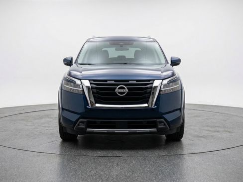 Used 2025 Nissan Pathfinder SV image 2