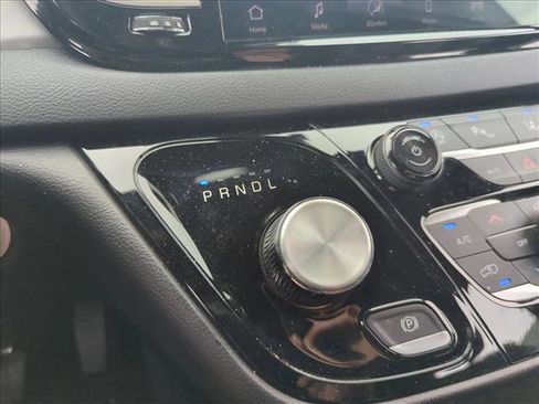 Used 2025 Chrysler Pacifica Select image 10