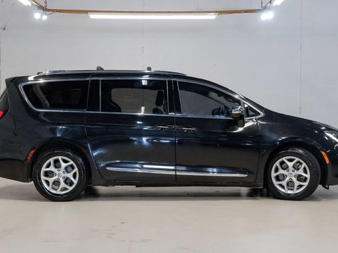 Used 2020 Chrysler Pacifica Limited FWD image 12