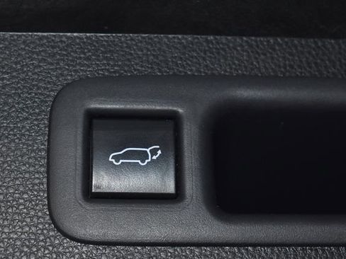 Used 2020 Toyota Highlander XLE image 38