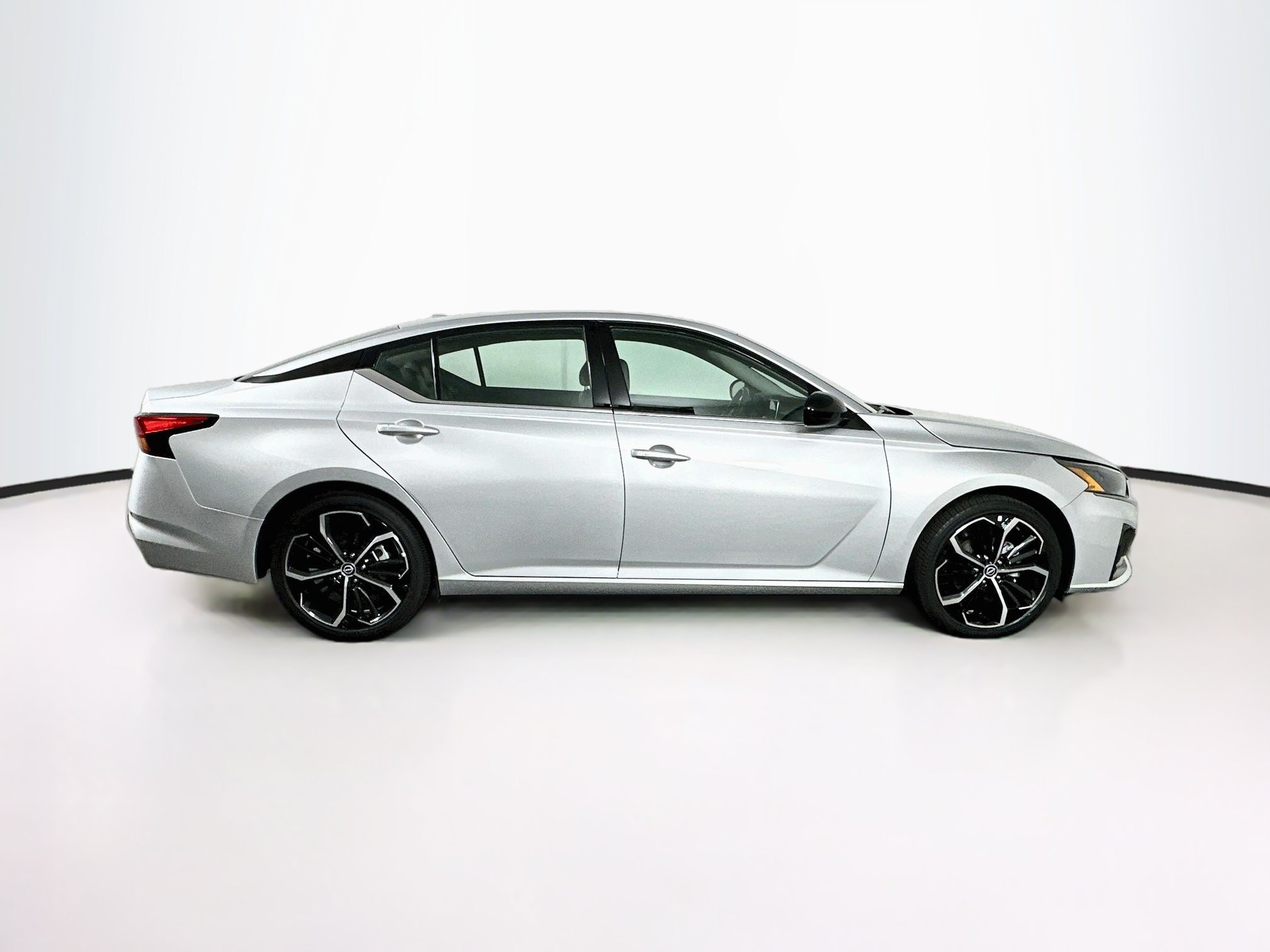 Used 2025 Nissan Altima 2.5 SR FWD image 10