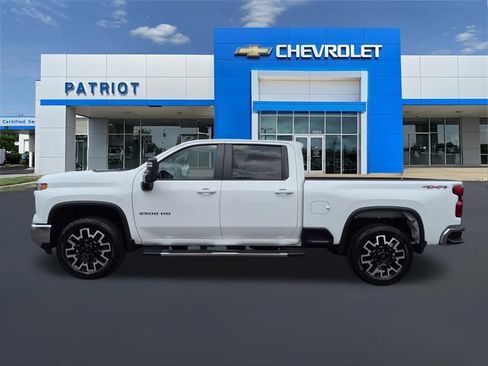 Used 2025 Chevrolet Silverado 2500 LT w/ Convenience Package AWD/4WD image 7