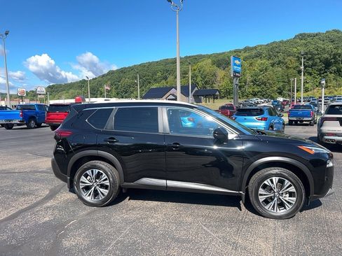 Used 2022 Nissan Rogue SV w/ SV Premium Package image 3