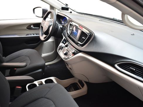 Used 2019 Chrysler Pacifica L FWD image 21