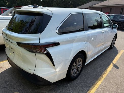 Used 2025 Toyota Sienna LE FWD image 2