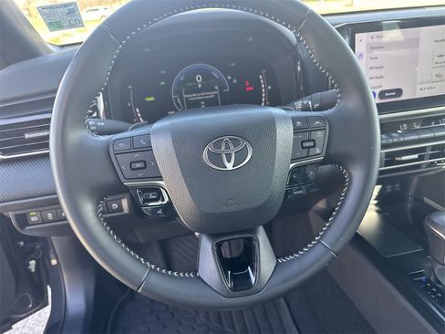 Used 2025 Toyota Camry SE image 16