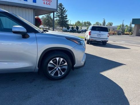 Used 2022 Toyota Highlander XLE AWD/4WD image 13