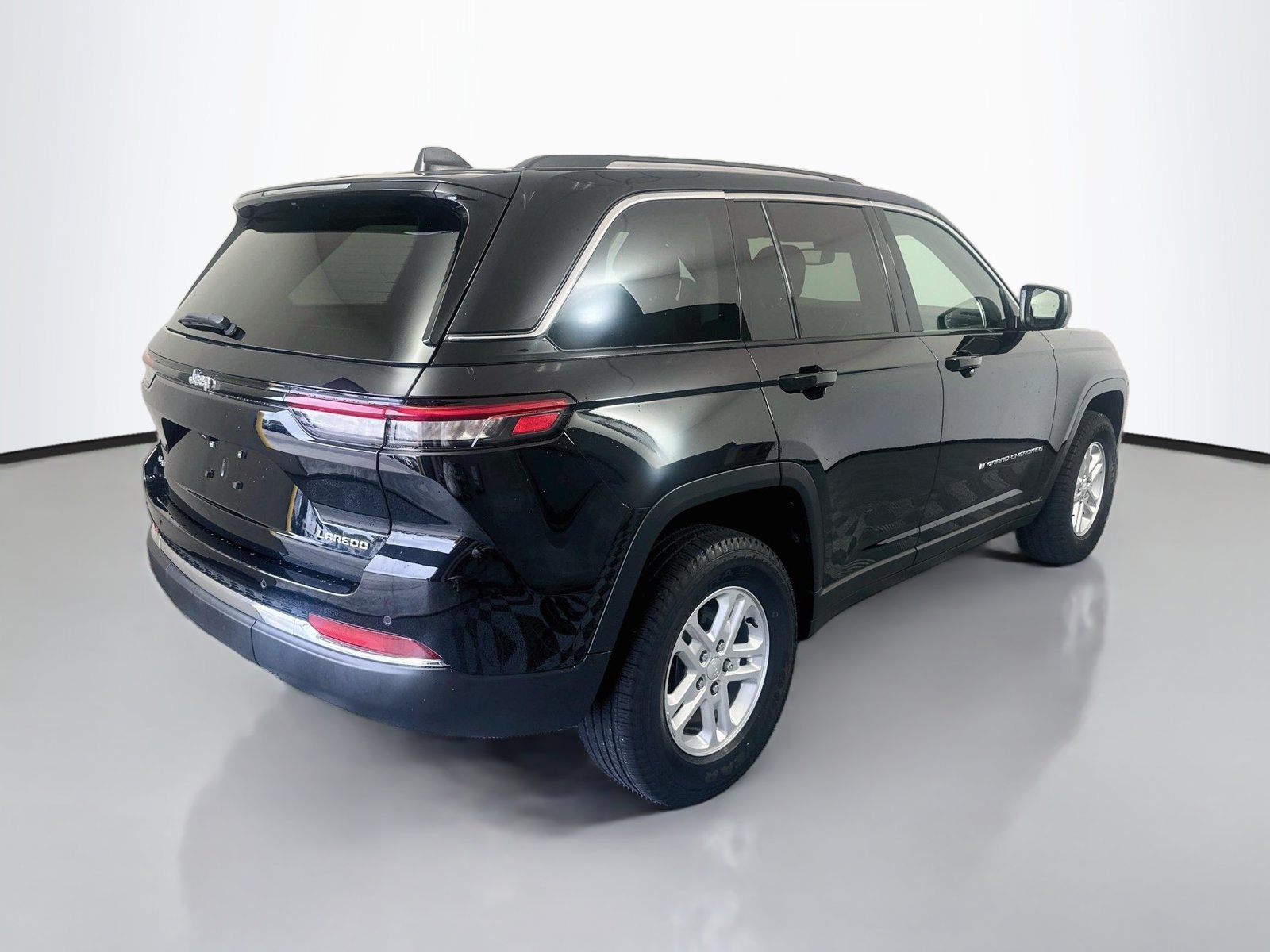 Used 2023 Jeep Grand Cherokee Laredo AWD/4WD image 7