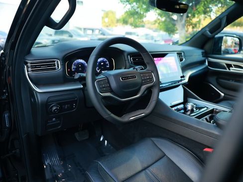 Used 2024 Jeep Wagoneer Series II RWD image 16