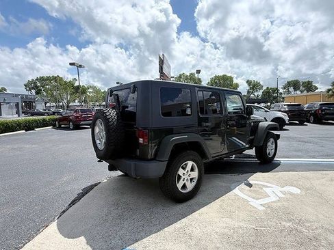 Used 2010 Jeep Wrangler Unlimited Rubicon AWD/4WD image 4