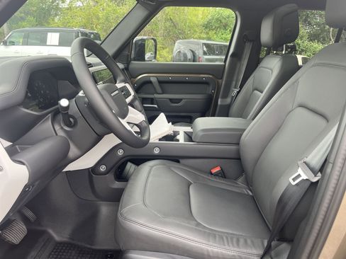 Used 2025 Land Rover Defender 110 X-Dynamic SE image 4