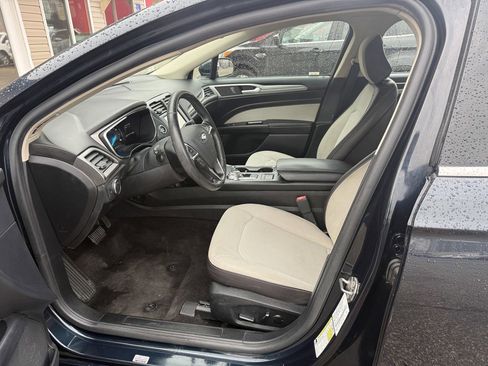 Used 2020 Ford Fusion SE w/ Equipment Group 151A FWD image 12