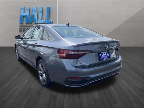 Used 2024 Volkswagen Jetta SE FWD image 3