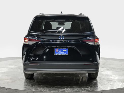 Used 2025 Toyota Sienna LE w/ LE Plus Package image 5