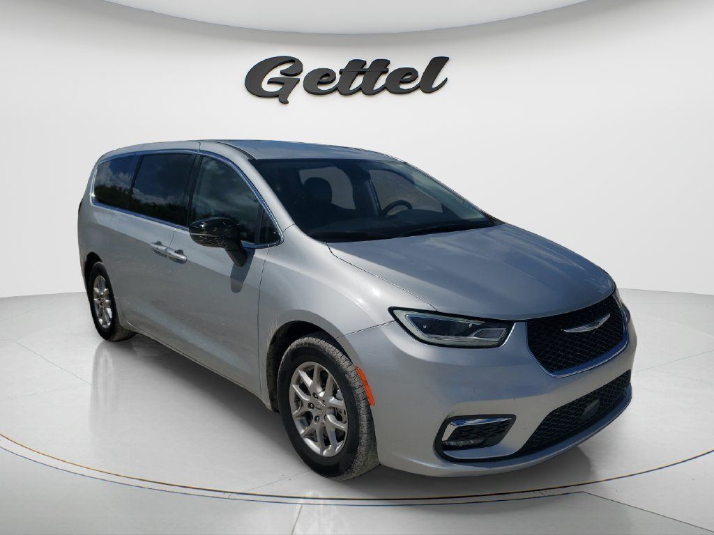Used 2024 Chrysler Pacifica Touring-L FWD image 3