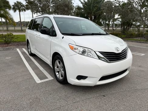 Used 2013 Toyota Sienna LE image 3