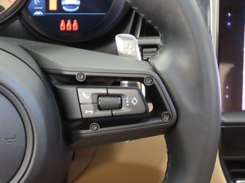 Certified 2025 Porsche Macan AWD/4WD image 22
