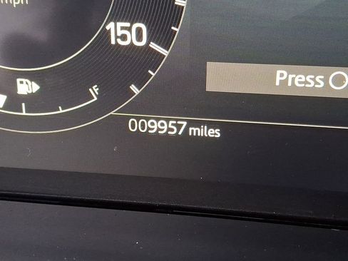 Used 2025 Land Rover Discovery S image 17