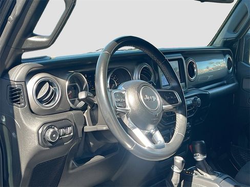 Used 2021 Jeep Wrangler Unlimited Sahara image 9