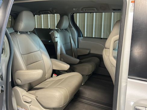 Used 2015 Toyota Sienna XLE w/ XLE Navigation Package FWD image 14