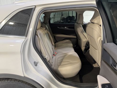 Used 2022 Lincoln Nautilus FWD image 12