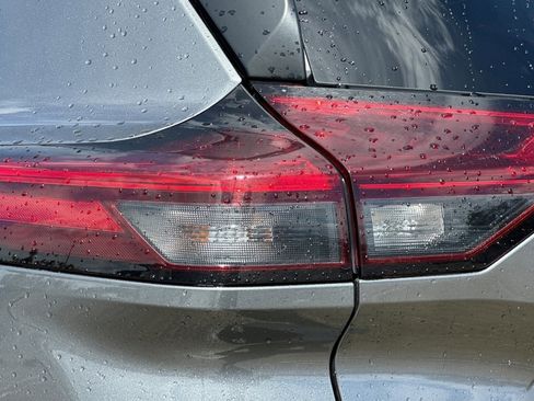Used 2025 Nissan Rogue SV FWD image 11