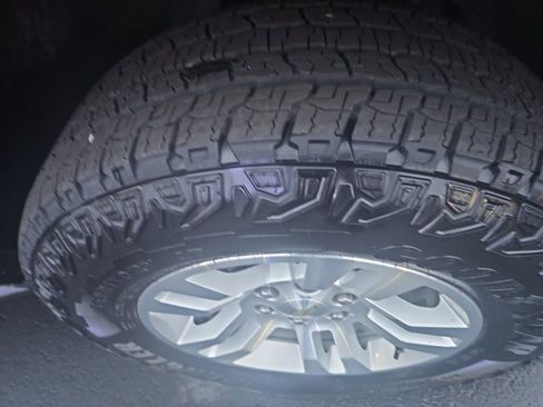 Used 2019 Chevrolet Suburban LT image 3