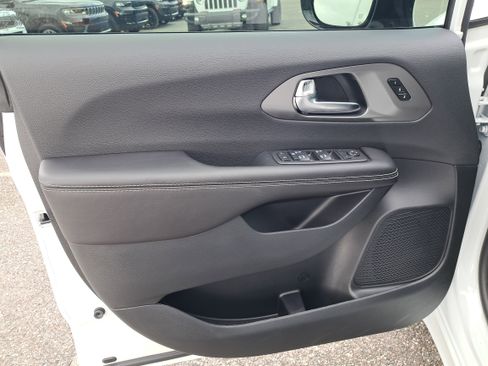 New 2026 Chrysler Pacifica Select w/ S Appearance Package image 8