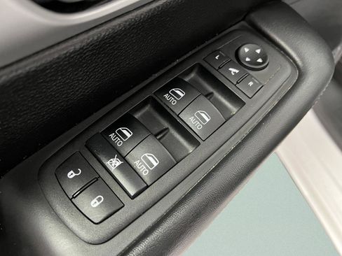 Used 2025 Chrysler Pacifica Limited FWD image 15