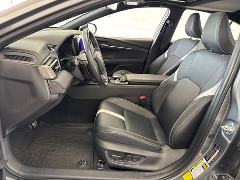 Used 2025 Toyota Camry SE w/ Convenience Package FWD image 13