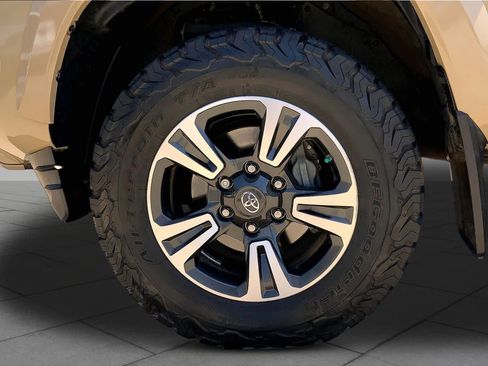 Used 2018 Toyota Tacoma TRD Sport image 11