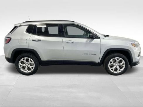 Used 2024 Jeep Compass Latitude image 2