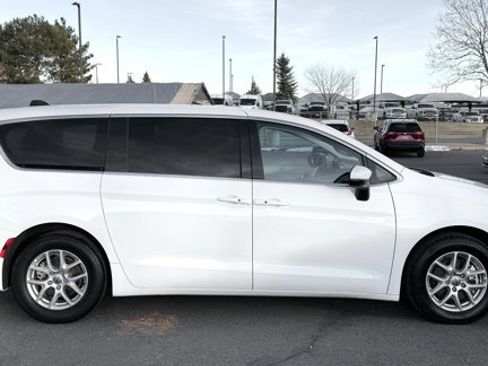 Used 2023 Chrysler Pacifica Touring-L image 4