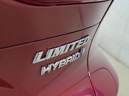 Used 2022 Toyota Venza Limited image 9