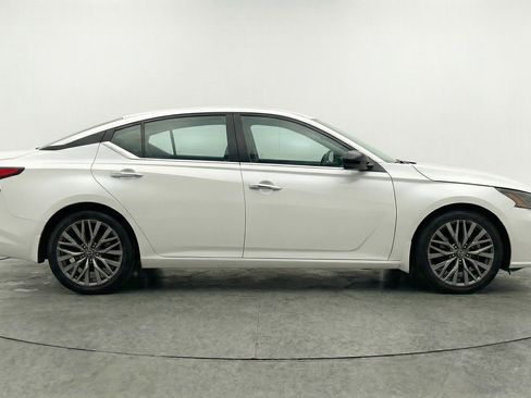 Used 2025 Nissan Altima 2.5 SV FWD image 11
