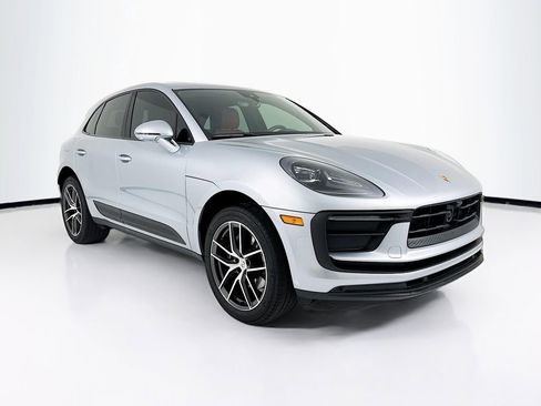 Certified 2025 Porsche Macan image 7