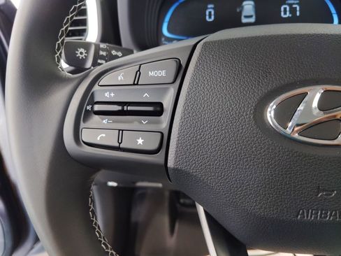 Used 2025 Hyundai Venue Limited image 13