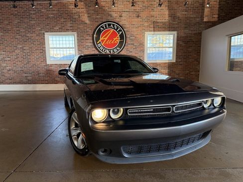 Used 2018 Dodge Challenger SXT image 1