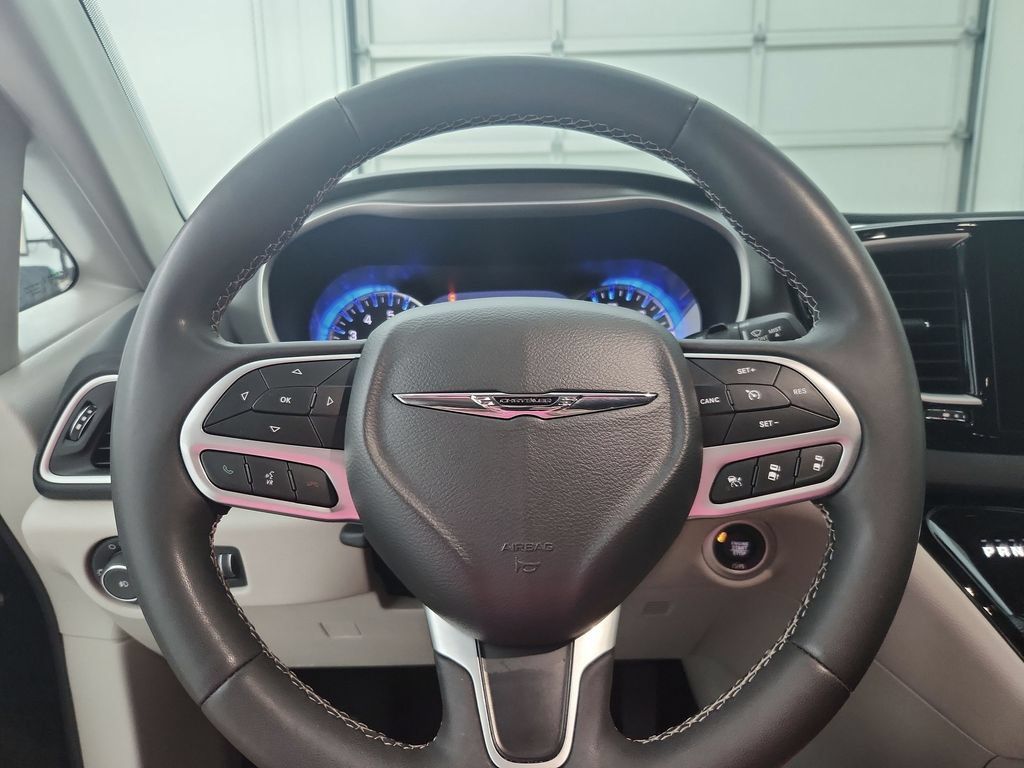 Certified 2024 Chrysler Pacifica Touring-L FWD image 25