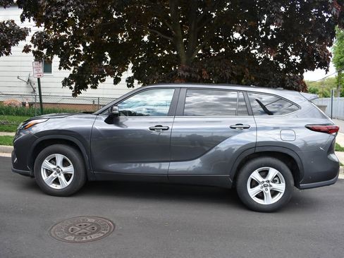 Used 2025 Toyota Highlander LE FWD image 7