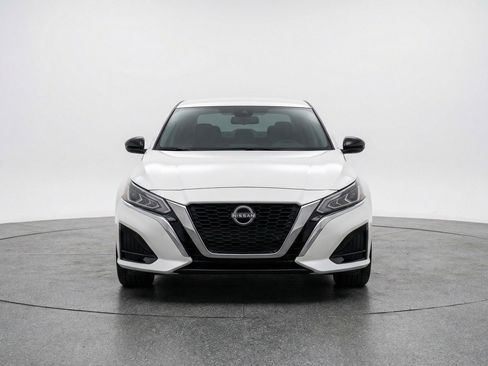 Used 2025 Nissan Altima 2.5 SV image 2