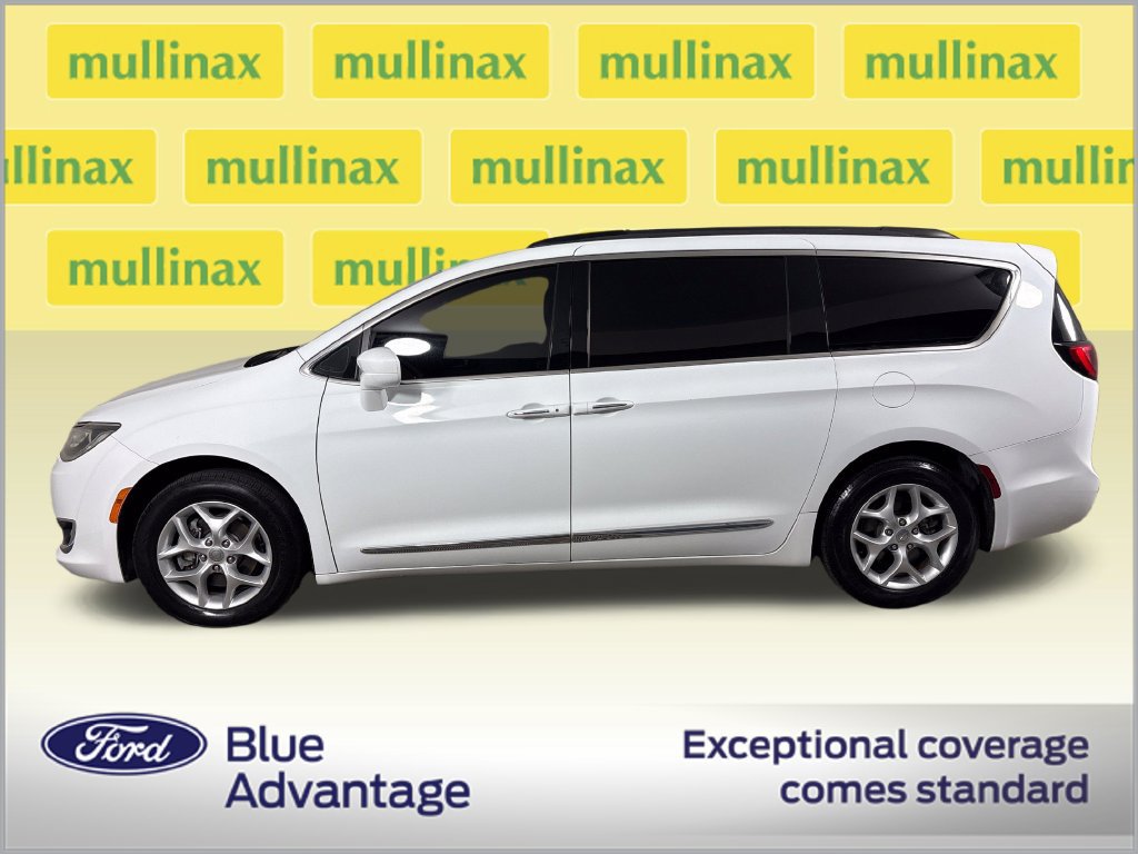 Used 2017 Chrysler Pacifica Touring-L w/ Tire & Wheel Group FWD image 10